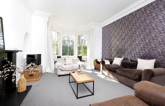 Delightful 3-bed Flat with Parking - Foto 33