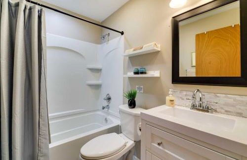 Dock and Fire Pit Lakefront Poconos Retreat! - Foto 20