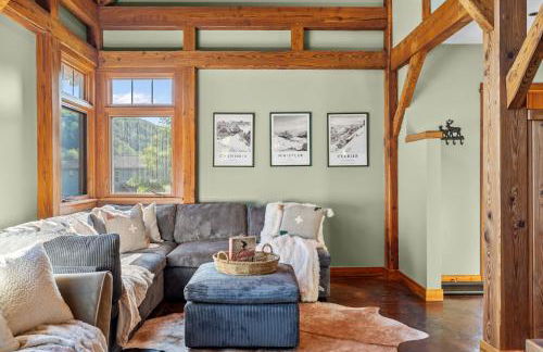 Walk to Village! Stunning timber chalet! Hot-Tub, Bonfire & more! - Foto 9