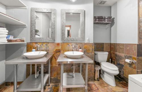 Spacious 5 Bed Retreat, Walk to Lifts and Main - Photo 22