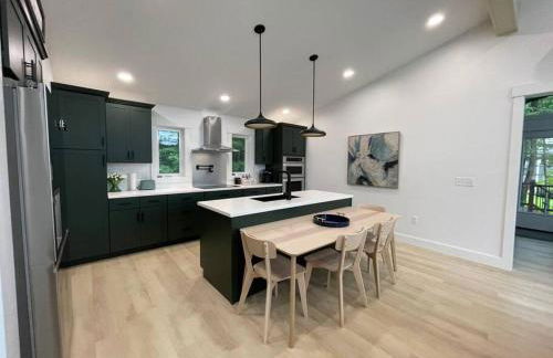 Luxe Modern Lakefront Oasis - Hot Tub, Sunset Views, Pet & Family Friendly! Close to UMF! - Foto 25