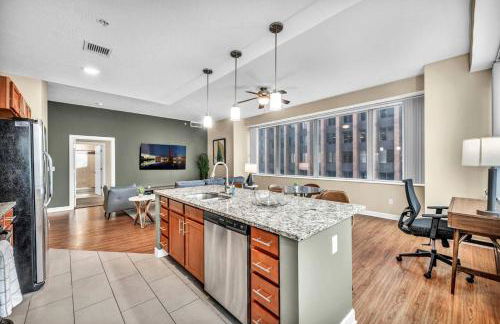 Luxury High-Rise w/ City View | Paid Parking | Gym - Photo 12