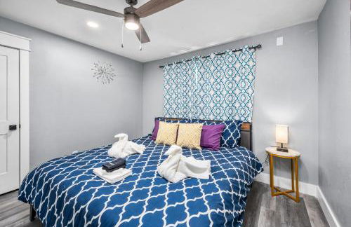 Chic Heights Retreat with Pool and Free Parking - Foto 10