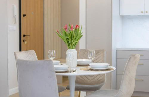 Stylish Apartment with Balcony 7th Floor by Noclegi Renters - Foto 25