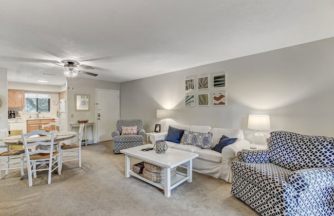 Secluded Condo with Peaceful Wooded Views and Easy Access to the Beach by RedAwning - Foto 14