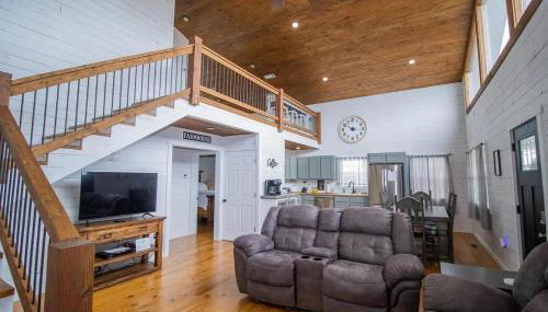 Ozark Escape - Hot Tub Mountain Views and Near Buffalo River - Photo 3