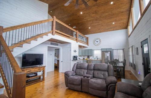 Ozark Escape - Hot Tub Mountain Views and Near Buffalo River - Photo 3