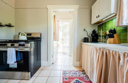 Work Desk- FirePit-Pool-Steps to UofA - Foto 40