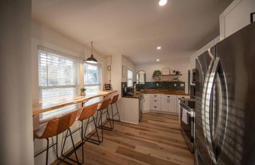 Centrally Located Cozy Modern Home in Bethel - Foto 59