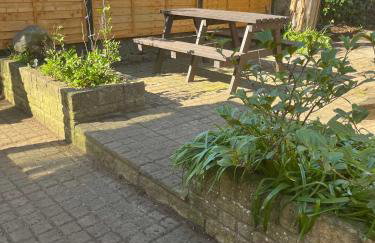 Stylish 2Bed Ground Floor Flat with Private Garden - Photo 26