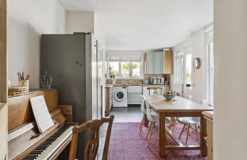 Beautiful Victorian Home on Peaceful Green Square - Foto 26