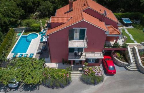 Beautiful Villa surrounded by Greenery with Swimming Pool - Photo 12