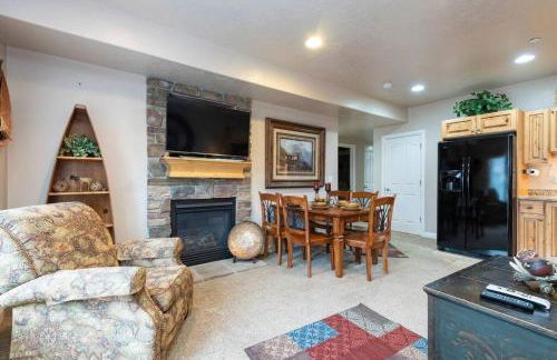 Lakeside Escape with Hot Tub - Foto 35