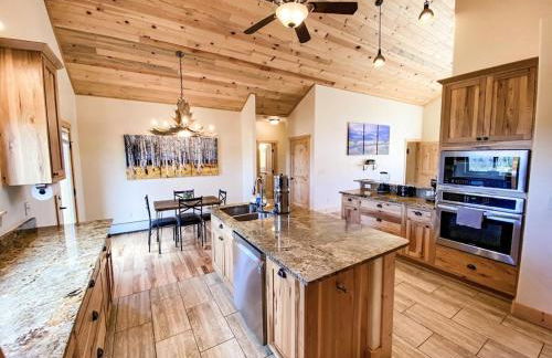 New! Beautiful, Spacious Modern Home on a Large Acreage - Peaks & Prairies Retreat - Foto 32