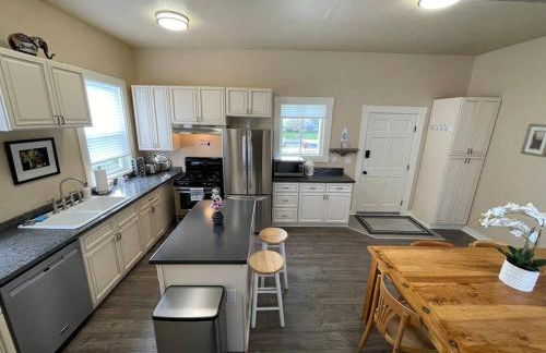 Blue Mist Victorian, 5 Bedroom 2 bath Gem - Foto 1