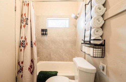 Work Desk- FirePit-Pool-Steps to UofA - Foto 46