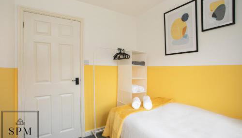 Large 3 Bed House - Long Stays Welcome - Smart TVs in Each Bedroom - Parking - Wifi - Foto 5