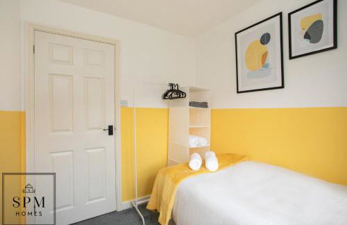 Large 3 Bed House - Long Stays Welcome - Smart TVs in Each Bedroom - Parking - Wifi - Foto 5