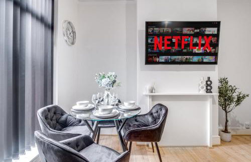 Solace Nights - Large Modern House - 4 Bedrooms - Near M6 & Spaghetti Junction - Fast WiFi - Netflix - Photo 10