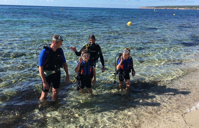 Bautismo de buceo en la playa de Migjorn - Foto 3