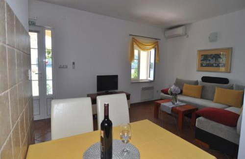 Holiday home Marina- beachfront, sea view and free parking - Photo 31