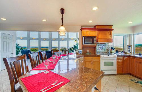 Oceanfront Castle with Hot Tub and Game Room - Foto 18