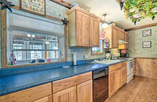 Charming Ingram Home with Yard and Furnished Patio! - Foto 6