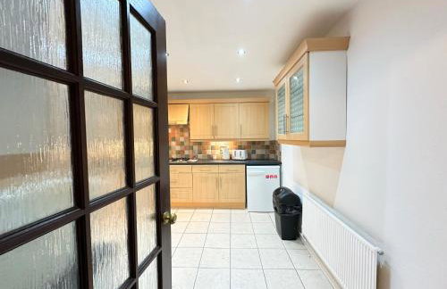 Spacious Luton Airport Accommodation - Perfect for Contractors, Families, Tourists & Long Stays - Foto 49