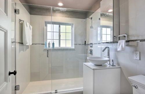 The Castle Hacienda Heights Home with Patio and Pool - Foto 18