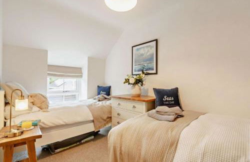 Ty Fin Cottage with Hot Tub - Photo 12