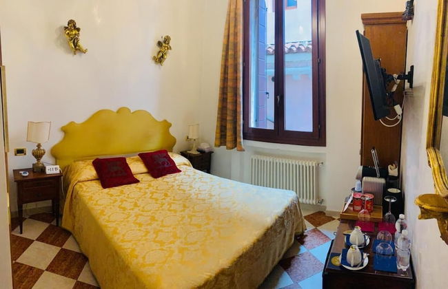 Luxury Venetian Rooms - Photo 21