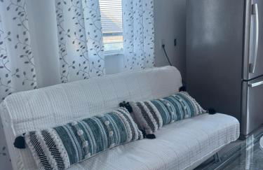 One bedroom with modern kitchen, balcony with water view - Foto 18