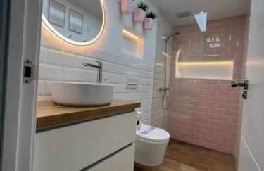 APARTAMENTO NUEVO CÉNTRICO en PRIMERA Línea de playa con vistas al Mar, Piscina, aire acondicionado y wifi - Foto 15