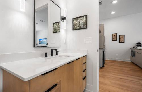 East Nash Condo for 4 with Public Rooftop Near DT - Foto 19