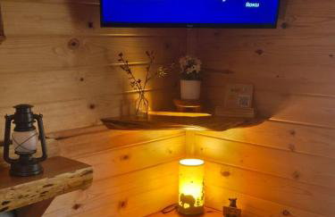 Knotty Shack- Unique Tiny Log Cabin with Hot Tub - Foto 10
