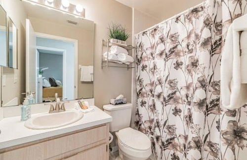 THIS IS PARADISE FOUND! Private In-Ground Pool Home, Views, Near Dis, NO Steps, LOW Rates! - Foto 96