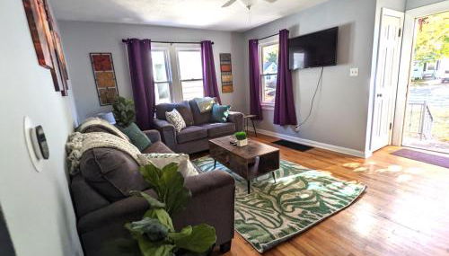 Fenced backyard, deck, pet-friendly home - Photo 3