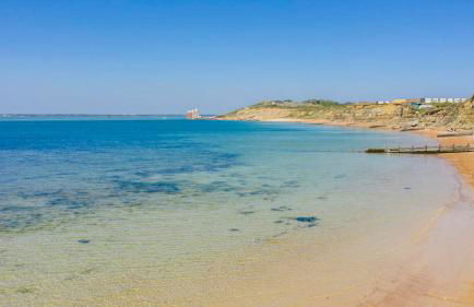 Bay - Brambles Chine, Colwell Bay - 5 star WiFi - Short walk to The Hut and beach - 1 night stays available - Ferry offers - Photo 2