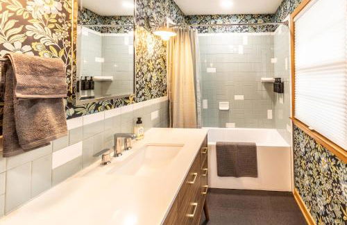 Family Retreat with Hot Tub, Game Room & Prime Location - Foto 16