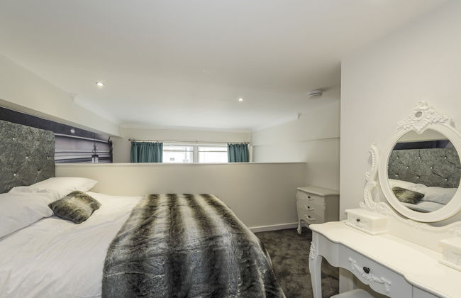 Union Bank Apartments - Photo 2