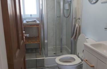 Family stay by the beach - Photo 14