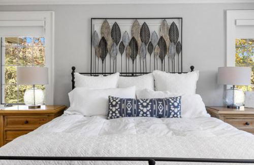 Stylish Mountain Retreat with Sunroom and Pergola - Foto 44