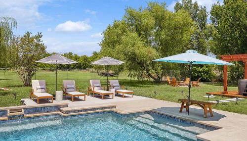 The Perfect Holiday Getaway 5BR 4BA with Pool and Hot Tub - Foto 2, Garden, sunbed