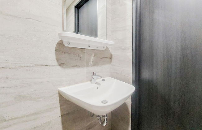 Homey And Cozy Living Studio At Collins Boulevard Apartment - Photo 10