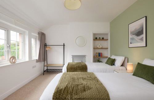 New Long Stays-4Bed-2Bath-Parking-By FabAccommodation - Foto 14