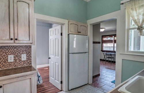 Lake Charles Cottage with Fireplace and Yard! - Foto 9