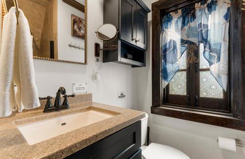 Castle Stay by Gathering Place Hot Tub & Fire Pit - Foto 37