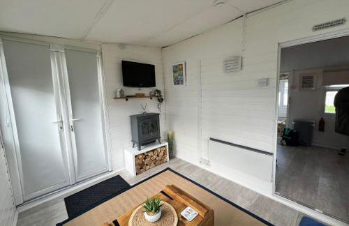 Rosy's Retreat-Cosy Beach Chalet Escape in Bacton Norfolk - Foto 6