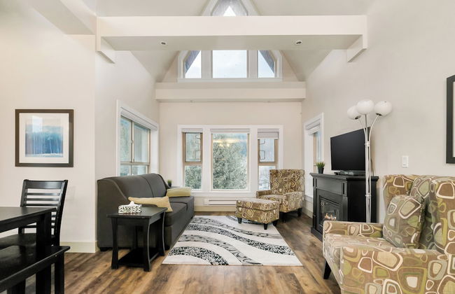 3BR Lakeside Penthouse Retreat - Photo 18