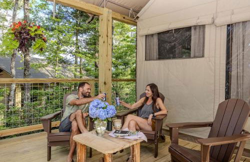 Secluded Tree Tent with Outdoor Soaking Tub & Pizza Oven Near Blue Ridge Waterfalls, Zirconia, North Carolina - Foto 11
